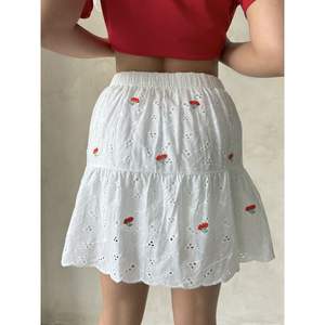 Jupe mi-longue brodée de fleurs rouges pour femme Topshow – Produit en gros - Product Image 1