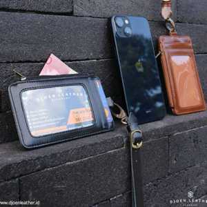 Porte-cartes d'identité professionnel en cuir véritable avec cordon de cou, affichage transparent sécurisé et plusieurs emplacements, fabriqué à la main en Indonésie - Product Image 3