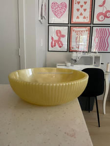 Bol de service en résine écologique aux couleurs mélangées pour la présentation en cuisine, design minimaliste, tons vibrants pour une ambiance de repas créative - Product Image 2