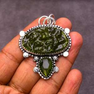 Pendentif Moldavite en argent sterling 925 avec chaîne de pierres précieuses naturelles changeantes Cadeau parfait pour maman ou elle - Product Image 1
