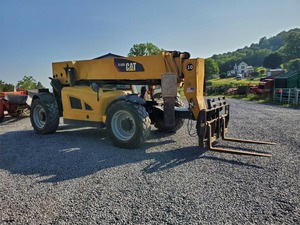 Chariot télescopique Cat TL1055 de 2012 avec EROPS, climatisation chaud/froid, 3ème valve, capacité de levage de 10 tonnes, hauteur de levage de 55 pieds, transmission Powershift et stabilisateur avant - Product Image 1