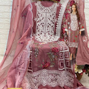 Qunoot Closet - Conjunto de Shalwar Kameez Indio de Invierno, a la Moda y Elegante, con Top Bordado de Organza y Pantalón de Santoon Mate con Detalles Hechos a Mano - Product Image 1