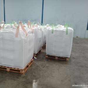 Copos de botellas de PET grado de fusión en caliente para componentes de electrodomésticos Reciclaje de PSF ecológico de alta calidad Blanco transparente - Product Image 2