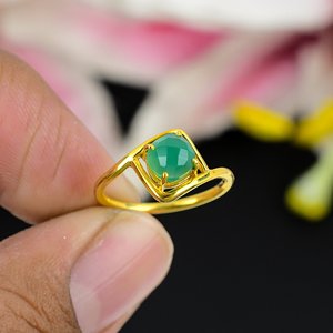 แหวนพลอยสีเขียวออนิกซ์ทรงคุชชั่น ชุบทอง งานแฮนด์เมด เครื่องประดับมินิมอลสำหรับผู้หญิง - Product Image 2
