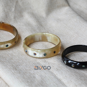 Pulsera de Cuerno de Búfalo con Incrustaciones de Concha, Hecha a Mano en Vietnam, Se Aceptan Pedidos al por Mayor y Personalizados - Product Image 3