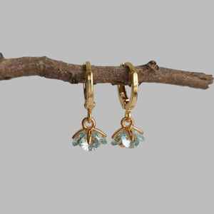 Boucles d'oreilles clous petites fleurs bleu clair en pierre d'aquamarine, en argent sterling 925 plaqué or, bijoux floraux délicats et mignons - Product Image 1
