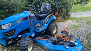 Mini-tracteur 2 temps EPA LS 2026 avec chargeur frontal et rétrocaveuse 4x4 pour jardin et ferme, tondeuse à gazon, machine de coupe d'herbe à vendre - Product Image 2