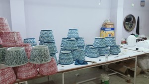 Abat-jour personnalisé en tissu plissé en blanc bleu vert et rouge lampadaire d'hôtel suspension et abat-jour de table de bureau - Product Image 4