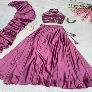 Blusa VASTRA COTTAGE con lentejuelas de red suave y Lehenga de satén japonés puro con vuelo completo, Patta de lona y Dupatta de satén en cascada - Product Image 2