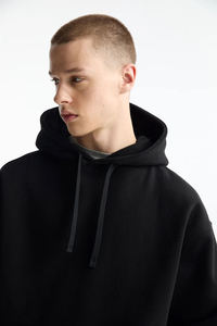 Sweat à capuche noir pour homme de qualité supérieure avec cordon de serrage réglable, poche avant et coupe ample décontractée pour un confort ultime - Product Image 4