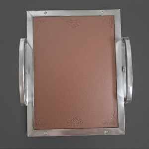 Plateau en cuir élégant avec aspect poli et structure robuste conçu pour une utilisation fonctionnelle et une présentation décorative à la maison - Product Image 2