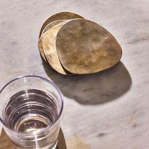 Ensemble de sous-verres en métal doré élégant, conçu pour des ambiances domestiques raffinées, avec une finition brillante offrant un attrait décoratif chic - Product Image 5