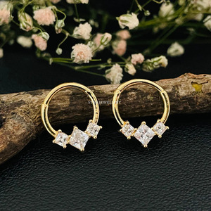 Bijou fin en or rose 14 carats, or massif, véritable moissanite taille princesse, trio de pierres, septum clicker, cadeau - Product Image 2