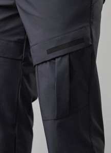 Joggers negros de tela elástica de cuatro vías de alta calidad para cintura elástica de hombre bolsillos laterales de carga y dos bolsillos ocultos con cremallera - Product Image 3