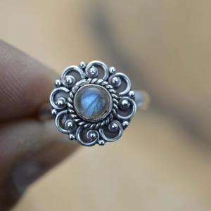 Labradorita 925 Anillo de piedras preciosas de plata esterlina Piedra lunar negra Anillo de flor pequeña Joyería elegante hecha a mano - Product Image 1