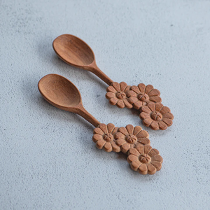 Cuchara de madera tallada floral-Diseño de 3 flores | Vajilla hecha a mano y funcional Ideal para regalar, servir y decoración rústica - Product Image 1