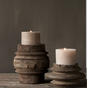 Portavelas cortos de madera rústica, gruesos, desgastados, de granja, velas de Pilar, disponibles a precios al por mayor. - Product Image 1