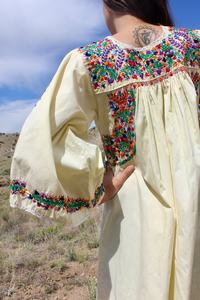 Robe longue vintage romantique en jersey brodée à la main, style Oaxacan, avec bordure délicate en crochet, en coton fin et léger, couleur blanche, ODM - Product Image 4