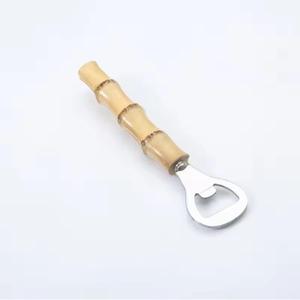 Échantillon gratuit Outil d'ouverture de boîte de bouteille rétro vintage Ouvre-bouteille de bière en racine de bambou en bois - Product Image 1