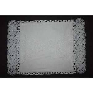 แผ่นรองโต๊ะพิมพ์ลายดิจิทัลแบบกำหนดเอง ผลิตจากผ้าฝ้ายคุณภาพส่งออก รูปทรงสี่เหลี่ยมผืนผ้า พร้อมลูกไม้ ราคาถูกจากอินเดีย - Product Image 4