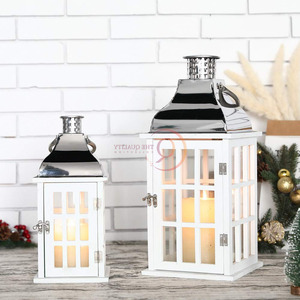 Transformez votre espace avec ces ravissantes lanternes décoratives dotées d'un charmant cadre en bois blanc associé à un panneau élégant - Product Image 2