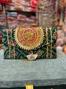 Pochette indienne imprimée Patola faite à la main avec broderie Butti lourde Doublure en coton à la mode Sac à main pour femme pour faveurs de mariage - Product Image 2