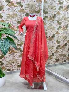 De Coral a Esmeralda, de Pastel a Lavanda, Estos Vestidos Redefinen la Belleza Étnica Atemporal - Product Image 5