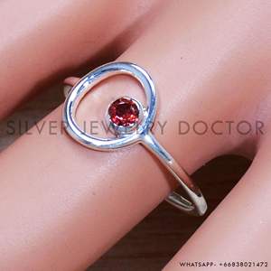 Anillo de Granate Rojo con Gema Facetada de Forma Redonda, Único, Elaborado en Plata de Ley 925, Joyería de Estilo Bohemio a Precio Económico - Product Image 1