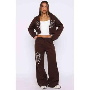 ชุดเซ็ทแทรคสูทผู้หญิง 2 ชิ้น ผ้าเนื้อหนา ปักลาย สำหรับฤดูหนาว กางเกงขายาวทรงกระบอก สีช็อกโกแลต พร้อมข้อความ Love You Regardless - Product Image 6