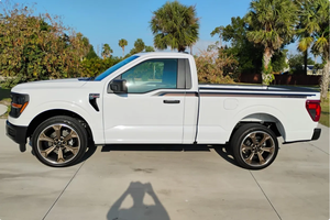 LISTO PARA CONDUCIR - USADO, VOLANTE A LA IZQUIERDA |   Ford F-150 XL FP700 Edición Bronzada 2024 con Motor Supercharged de 1700 millas de autonomía - Product Image 2