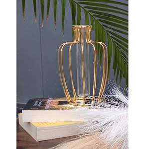 Vase à fleurs en fer contemporain fait à la main Finition enduite de poudre mate Ouverture large pour les paramètres floraux secs Conception côtière - Product Image 1