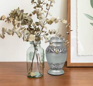 Mini urna de recuerdo de peltre con diseños grabados para cenizas humanas: un hermoso recuerdo elegante memorable y elegante - Product Image 5