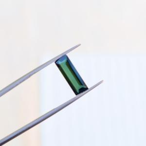 Turmalina Verde Natural, Corte Baguette, Pulida, Facetada, Gema Suelta de 2.60 Quilates con Cambio de Color para Anillo - Product Image 4