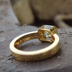 Ensemble de lunettes en or massif 10 carats Bagues de proposition de promesse uniques pour femmes fabriquées avec un diamant Moissanite de coupe Asscher - Product Image 3