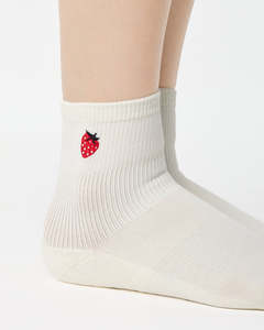 Chaussettes de Pilates personnalisées pour femmes, mi-hautes, antidérapantes, en coton, avec grip, chaussettes de yoga douces et extensibles, broderie personnalisée avec un logo mignon de fraise - Product Image 2