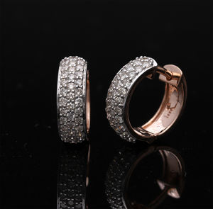 Lujosos pendientes de aro de diamantes de oro amarillo de 14 quilates, diamantes redondos de tres filas, ajuste de pavé, brillo brillante - Product Image 1