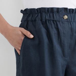 Pantalones Cortos de Lino Estilo 2026 para Mujer con Detalle de Volantes en la Cintura, Botones Oscuros y Bolsillos Delanteros Inclinados - Product Image 2