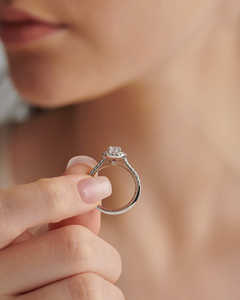 Bague solitaire ronde Halo bicolore vintage de style ancien Bague solitaire en diamant de laboratoire Pierre principale Bague en or massif 14k - Product Image 4