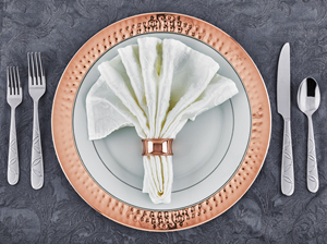 Assiette de charge sans danger pour les aliments à bordure martelée en cuivre au design unique Grande vaisselle et assiette pour la maison et le mariage - Product Image 4