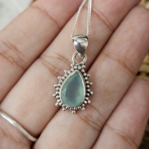 Pendentif élégant et stylé en calcédoine aqua facettée légère, en argent sterling 925, forme goutte - Bijou unisexe raffiné - Product Image 1