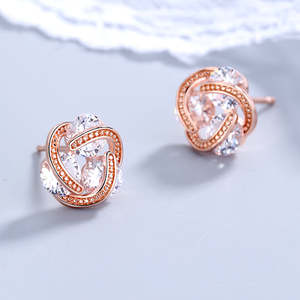 Orecchini a perno con pietre fluttuanti in argento sterling e oro 14K Amy e Annette con cristalli per matrimoni - Product Image 3