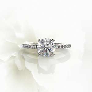 Bague de fiançailles en argent avec moissanite de 1,16 carat, design demi-éternité, bijoux de mariage de luxe, fournisseur en gros OEM - Product Image 1