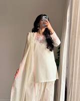 Ensemble Salwar Kameez élégant et rose brodé avec accessoires en perles