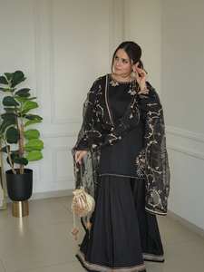 Ensemble sharara en crêpe naturel avec broderie séquentielle, doublure en coton, manches longues et dupatta en georgette - Product Image 6