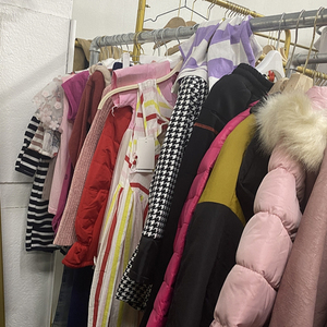 Assortiment de vêtements d'occasion de qualité supérieure (jeans, t-shirts, vestes, casquettes) en balles pour friperies et vente en gros - Product Image 4