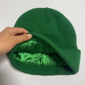 Venta al por mayor de gorros de alta calidad con logotipo personalizado de acrílico Jacquard y satén forrado en el interior para el invierno - Product Image 1