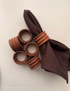 Elegante Anillo para Servilletas de Madera Ecológico con Detalles de Vegetación y Perlas, Decoración Rústica para Mesa de Bodas y Cenas - Product Image 1