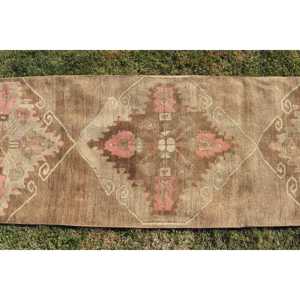 Tapis turc de 2,5 x 9,6 pieds, tapis vintage marron avec motifs de plantes et d'arbres - Product Image 3