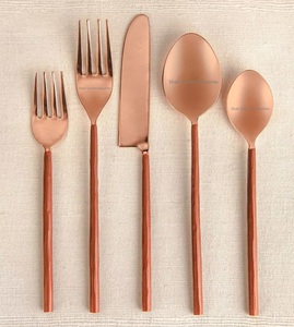 Juego de cubiertos de metal con acabado de cobre con asas redondas delgadas para el hogar y la boda Vajilla de mesa Juegos de cubiertos para comer - Product Image 5
