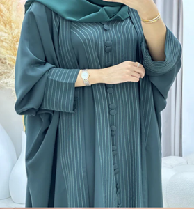 Elegante abaya color malva con bordados intrincados en las mangas. Perfecto para eventos. Disponible a precios de mayoreo. - Product Image 2